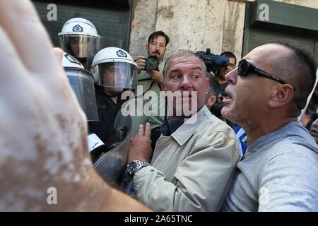 Athen, Griechenland. 24 Okt, 2019. Städtische Arbeiter protestieren im Zentrum von Athen. Lokale Regierung haben die Gewerkschaften Arbeitsniederlegungen und Streiks in dieser Woche verkündete Regierung plant die Beteiligung des privaten Sektors an kommunalen Dienstleistungen zu erweitern, zu protestieren. (Bild: © aristidis VafeiadakisZUMA Draht) Stockfoto