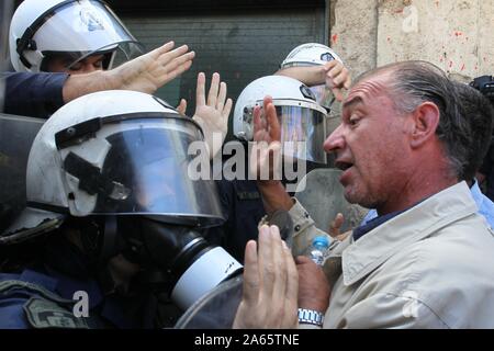 Athen, Griechenland. 24 Okt, 2019. Städtische Arbeiter protestieren im Zentrum von Athen. Lokale Regierung haben die Gewerkschaften Arbeitsniederlegungen und Streiks in dieser Woche verkündete Regierung plant die Beteiligung des privaten Sektors an kommunalen Dienstleistungen zu erweitern, zu protestieren. (Bild: © aristidis VafeiadakisZUMA Draht) Stockfoto