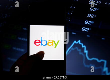 In diesem Foto, Illustration zu einem beliebten B2C (Business to Consumer) e-commerce eBay Logo auf dem Smartphone angezeigt. Stockfoto