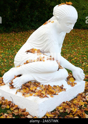 22 Oktober 2020, Sachsen-Anhalt Wörlitz: Die Skulptur Der shellfinder, die am Ufer des Sees unter vielen Bäumen steht, ist mit Herbstlaub bedeckt. Der Park gehört der Dessau-Wörlitzer Gartenreich, die von Fürst Leopold III. Friedrich Franz von Anhalt-Dessau von 1764 erstellt wurde (1740-1817) als ersten Landschaftspark im englischen Stil auf dem Festland. Im November 2000 die umfangreiche Dessau-Wörlitzer Gartenreich, dessen Kern ist der Wörlitzer Park, wurde von der Unesco als Weltkulturerbe anerkannt. Foto: Waltraud Grubitzsch/dpa-Zentralbild/dpa Stockfoto