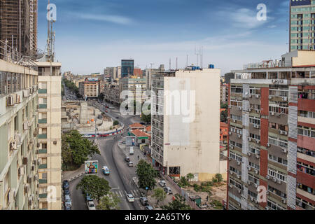 Schöne Aussicht von Luanda city, Unterschied zwischen Welten, die abgebaut werden und die neue. Angola. Stockfoto