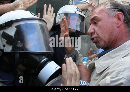 Athen, Griechenland. 24 Okt, 2019. Städtische Arbeiter protestieren im Zentrum von Athen. Lokale Regierung haben die Gewerkschaften Arbeitsniederlegungen und Streiks in dieser Woche verkündete Regierung plant die Beteiligung des privaten Sektors an kommunalen Dienstleistungen zu erweitern, zu protestieren. (Bild: © aristidis VafeiadakisZUMA Draht) Stockfoto