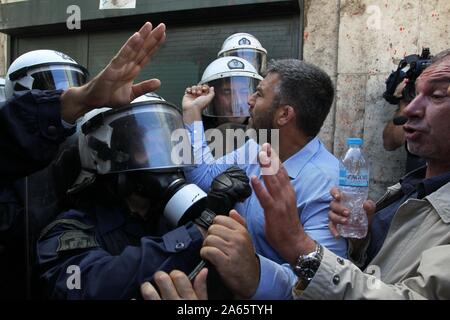 Athen, Griechenland. 24 Okt, 2019. Städtische Arbeiter protestieren im Zentrum von Athen. Lokale Regierung haben die Gewerkschaften Arbeitsniederlegungen und Streiks in dieser Woche verkündete Regierung plant die Beteiligung des privaten Sektors an kommunalen Dienstleistungen zu erweitern, zu protestieren. (Bild: © aristidis VafeiadakisZUMA Draht) Stockfoto