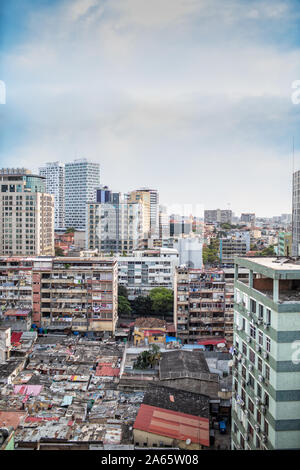 Schöne Aussicht von Luanda city, Unterschied zwischen Welten, die abgebaut werden und die neue. Angola. Stockfoto