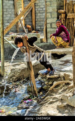 Kaschmir kind Trinkwasser aus der Leitung, sheikhpura Dorf, Kaschmir, Indien, Asien Stockfoto