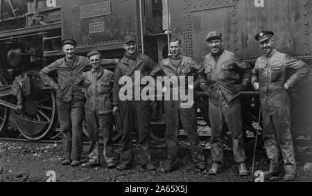 Amerikanische und britische Eisenbahn Besatzungen, die sich für Russland. Irgendwo im Iran; Stockfoto