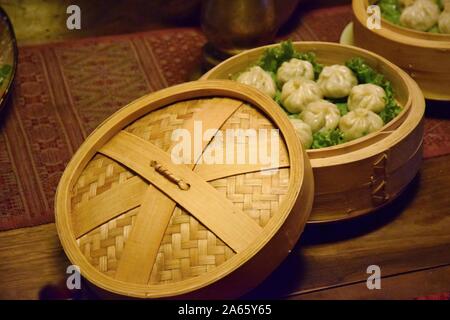 Momo ist eine Art von Südasiatischen Knödel, beliebte über den indischen Subkontinent und des Himalajas der umfassenderen Südasien. Stockfoto