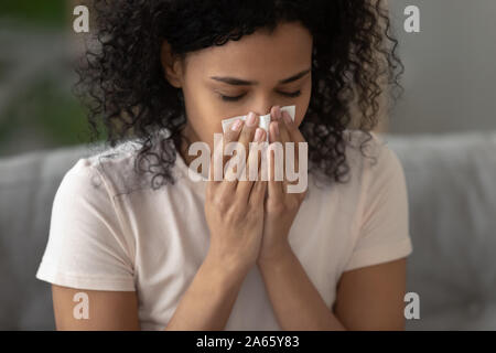 Kranke afrikanische amerikanische Frau blasen Nase, Rhinitis Stockfoto