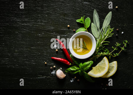Auswahl der Kräuter und Gewürze auf schwarzem Hintergrund Stockfoto