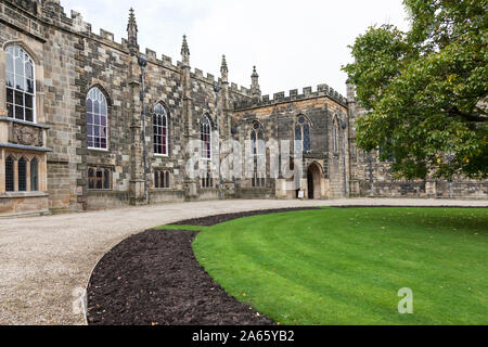 Auckland Castle, Bishop Auckland, County Durham, UK. 24. Okt 2019. Auckland Castle, dem ehemaligen Zuhause der Fürstbischöfe von Durham, wieder öffnet für die Öffentlichkeit am Samstag, den 2. November 2019, nach größeren Conservation Project, das Schloss zu seinem ehemaligen gotische Pracht wiederhergestellt hat. Dies folgt drei Jahre Conservation Project von einem 12,4 m von der Nationalen Lotterie Heritage Fund unterstützt. Auckland Castle ist das Herzstück der neuen Ziel der Auckland Projekt - auf die £ 150 m hat bis heute verpflichtet. Quelle: David Forster/Alamy leben Nachrichten Stockfoto