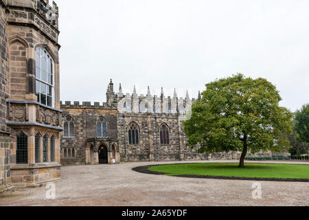 Auckland Castle, Bishop Auckland, County Durham, UK. 24. Okt 2019. Auckland Castle, dem ehemaligen Zuhause der Fürstbischöfe von Durham, wieder öffnet für die Öffentlichkeit am Samstag, den 2. November 2019, nach größeren Conservation Project, das Schloss zu seinem ehemaligen gotische Pracht wiederhergestellt hat. Dies folgt drei Jahre Conservation Project von einem 12,4 m von der Nationalen Lotterie Heritage Fund unterstützt. Auckland Castle ist das Herzstück der neuen Ziel der Auckland Projekt - auf die £ 150 m hat bis heute verpflichtet. Quelle: David Forster/Alamy leben Nachrichten Stockfoto