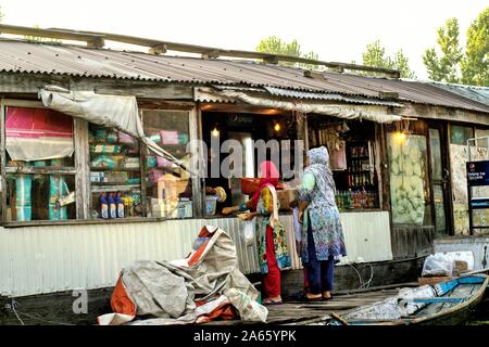 Shop rund um Dal Lake, Srinagar, Kashmir, Indien, Asien Stockfoto
