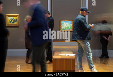 Potsdam, Deutschland. 24 Okt, 2019. Nach einer Pressekonferenz, Besucher stand vor der Eröffnung der Ausstellung "Van Gogh. Immer noch leben", die in den Barberini Museum im Ausstellungsraum (Geschossen mit langfristiger Exposition). In der Mitte hängt das Bild "Blühende Kastanien, auf der linken Seite 'ein paar Leder Clogs'. Die Ausstellung zeigt 27 Stillleben des Künstlers und kann ab 26. Oktober 2019 bis 2. Februar 2020 gesehen werden. Credit: Monika Skolimowska/dpa-Zentralbild/dpa/Alamy leben Nachrichten Stockfoto