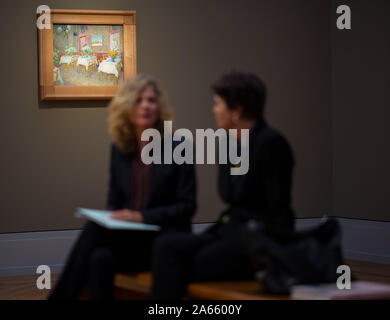 Potsdam, Deutschland. 24 Okt, 2019. Zwei Frauen sitzen nach einer Pressekonferenz vor der Eröffnung der Ausstellung "Van Gogh. Immer noch leben", die in das Museum Barberini vor dem Bild "Restaurant-Interieur'. Die Ausstellung zeigt 27 Stillleben des Künstlers und kann ab 26. Oktober 2019 bis 2. Februar 2020 gesehen werden. Credit: Monika Skolimowska/dpa-Zentralbild/dpa/Alamy leben Nachrichten Stockfoto