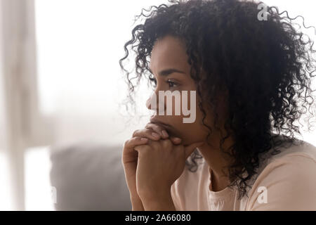 Nahaufnahme von nachdenklich schwarze Frau denken in Leben Mühen Stockfoto