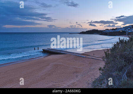 Praia dos Pescadores - fishermens Strand bei Sonnenuntergang. Albufeira, Algarve, Portugal Stockfoto