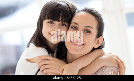 Nahaufnahme, Porträt Porträt Junge einzelne happy Mami mit Tochter. Stockfoto