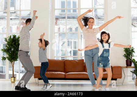 Freudige Familie Dancing Party im Wohnzimmer. Stockfoto