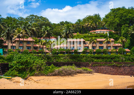 Auf Sinquerim Beach in New Delhi, Goa, Taj Fort Aguada bietet charmante Ferienhäuser und Villen Stockfoto