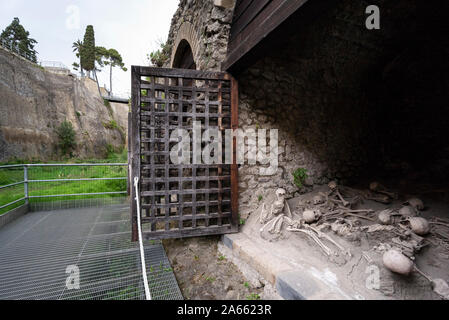 Ercolano. Italien. Archäologische Ausgrabungen von Herculaneum. Wirft der Skelette im Boot Häusern gefunden auf der alten Küstenlinie. Stockfoto