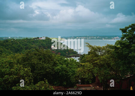 Eine Landschaft, die während Monsun von Fort Aguada in Goa gesehen Stockfoto