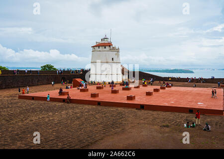 Auf Fort Aguada, steht ein 4-stöckiges Portugiesische Leuchtturm, der 1864 errichtet wurde und das älteste seiner Art in Asien Stockfoto