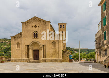 Ventimiglia, Italien. 14. Juni 2019. Ein Blick auf die Chiesa di San Michele Arcangelo in der mittelalterlichen Altstadt von Ventimiglia in Italien Stockfoto