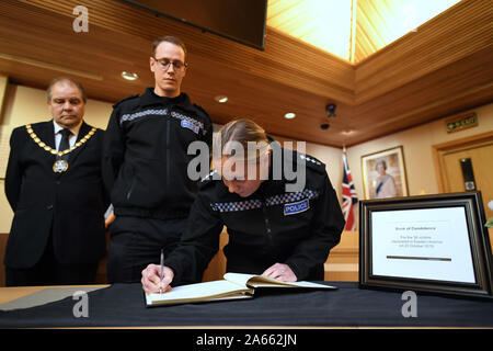 (Von links nach rechts) Bürgermeister von Thurrock Terry Piccolo, Betriebsleiter Craig Saunders und Chief Inspector Claire Talbot (sowohl von Essex Polizei) unterzeichnen die Kondolenzbuch im Ratssaal von Thurrock Rat in Grays, Essex, nach 39 Stellen in einem Lastwagen an Waterglade Industrial Park in Grays, Essex gefunden wurden, am Mittwoch. Stockfoto