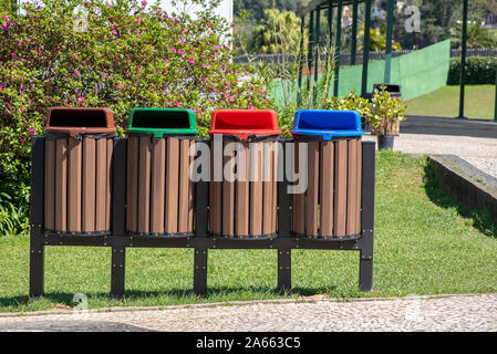 Vier recycling Bins in den Farben Rot, Blau, Grün, Braun, in einem öffentlichen Park, draußen, Vorderansicht, keine Logos Stockfoto
