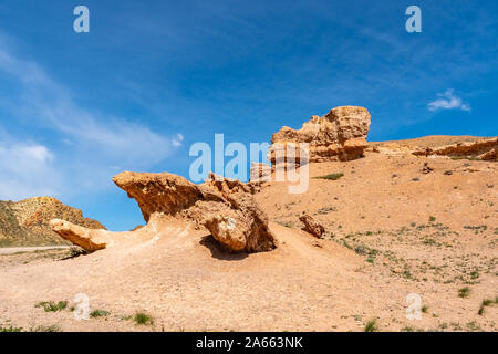 Nationalpark Sharyn charyn Canyon Atemberaubend malerischen Blick auf Rock einzigartigen Formationen Tal der Burgen auf einem sonnigen blauen Himmel Tag Stockfoto