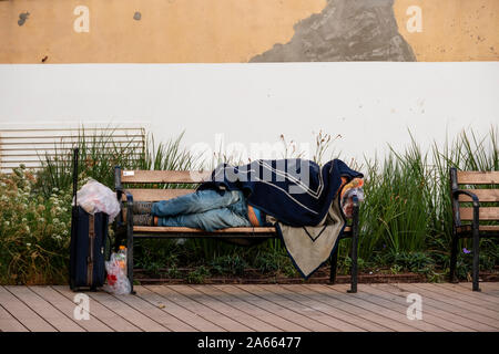 Tel Aviv, Israel - 20. Oktober 2019: eine obdachlose Person schlafen auf einer Bank in einer Straße in Tel Aviv, Israel Stockfoto