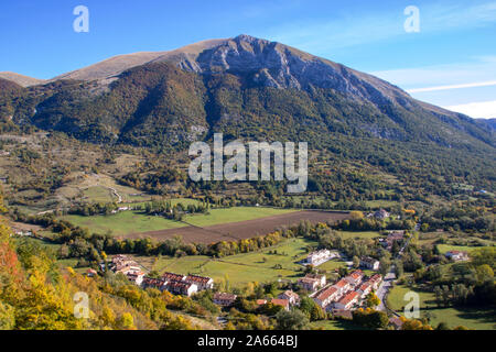 Landschaft von einem sonnigen Tal und Berggipfel als von der Stadt Opi gesehen, in den Nationalpark Abruzzen, Italien Stockfoto