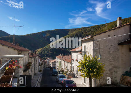 Die kleine Stadt von OPi im Nationalpark Abruzzen, Italien Stockfoto