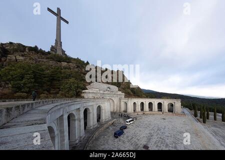 Madrid, Spanien. 24. Okt 2019. Familie kümmert sich um die Exhumierung des Körpers von Francisco Franco an katholischen Basilika das Tal der Gefallenen am 24. Oktober 2019 in San Lorenzo de El Escoria, Spanien Der Körper des Diktators General Francisco Franco von der grandiosen Mausoleum im Tal der Gefallenen, bevor sie weitergeleitet Mingorrubio in ein Pantheon neben die sterblichen Überreste seiner Frau, Carmen Polo cemeteryof exhumiert wurden. Credit: MediaPunch Inc/Alamy leben Nachrichten Stockfoto