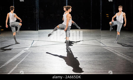London, Großbritannien. 24. Oktober 2019. Eine Tänzerin führt bei einer Probe von der UK Premiere von 'vier Wände', choreographiert von Petter Jacobsson und Thomas Caley, durchgeführt von CCN - Ballet de Lorraine zu einem solo piano Score, am Royal Opera House in Covent Garden. Die Choreographie erfolgt innerhalb eines gespiegelten Raum und ist ein Re-imagined Stück basierend auf einmal - das verlorene Arbeit 1944 "vier Wände". Die Show ist Teil dieser Jahre Dance Umbrella Festival, das bis zum 27. Oktober läuft. Credit: Stephen Chung/Alamy leben Nachrichten Stockfoto