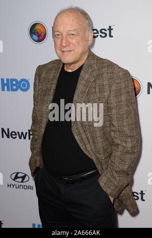 New York, NY, USA. 23 Okt, 2019. John doman in der Ankunftshalle für durch das Screening bei NewFest 2019 Opening Night, SVA Theater, New York, NY 23. Oktober 2019 ZU VERKAUFEN. Credit: Kristin Callahan/Everett Collection/Alamy leben Nachrichten Stockfoto