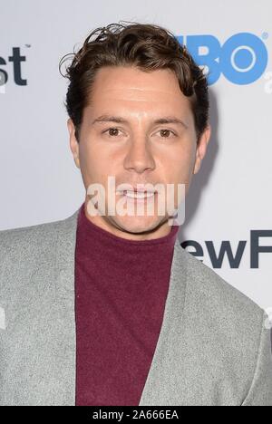 New York, NY, USA. 23 Okt, 2019. Augustus Prew in der Ankunftshalle für durch das Screening bei NewFest 2019 Opening Night, SVA Theater, New York, NY 23. Oktober 2019 ZU VERKAUFEN. Credit: Kristin Callahan/Everett Collection/Alamy leben Nachrichten Stockfoto