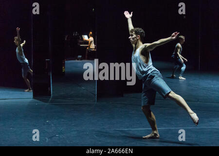 London, Großbritannien. 24. Oktober 2019. Eine Tänzerin führt bei einer Probe von der UK Premiere von 'vier Wände', choreographiert von Petter Jacobsson und Thomas Caley, durchgeführt von CCN - Ballet de Lorraine zu einem solo piano Score, am Royal Opera House in Covent Garden. Die Choreographie erfolgt innerhalb eines gespiegelten Raum und ist ein Re-imagined Stück basierend auf einmal - das verlorene Arbeit 1944 "vier Wände". Die Show ist Teil dieser Jahre Dance Umbrella Festival, das bis zum 27. Oktober läuft. Credit: Stephen Chung/Alamy leben Nachrichten Stockfoto