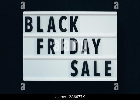 Kreative Draufsicht auf die Zusammensetzung der "Schwarze Freitag" SSale Text auf weißem Lightbox mit schwarzem Hintergrund Stockfoto