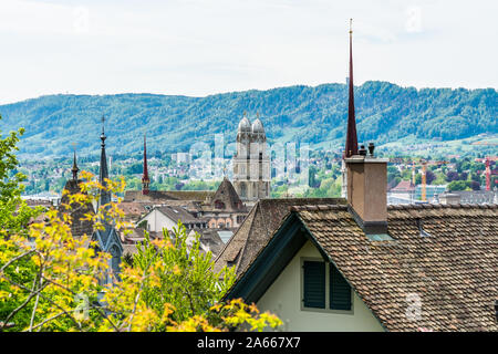 Panorama der Stadt Blick auf die Altstadt von Zürich Stadt, mit schönen Haus und Grossmünster (Große Kirche) am Ufer der Limmat in der Schweiz Stockfoto