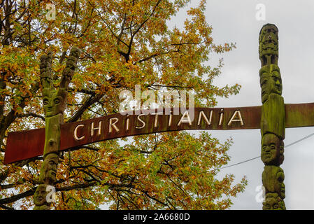 Ein Zeichen zwischen zwei totempfählen über das Tor zu der Freistadt Christiania in Kopenhagen, 22. Oktober 2019 Stockfoto