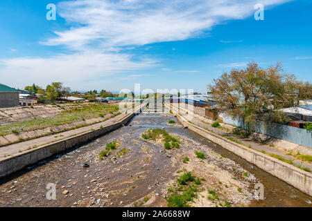 Esik Issyk malerische Stadt atemberaubende führenden Linien Ansicht des Streaming Fluss auf einer sonnigen blauen Himmel Tag Stockfoto