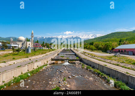 Esik Issyk Stadt malerischen Blick auf Streaming River von den schneebedeckten Bergen auf einem sonnigen blauen Himmel Tag Stockfoto