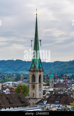 Bei Nacht panorama Blick auf die Stadt der alten Innenstadt von Zürich vom Campus der ETH, mit Kirche Predigerkirche, einer der vier wichtigsten Kirchen der ol Stockfoto