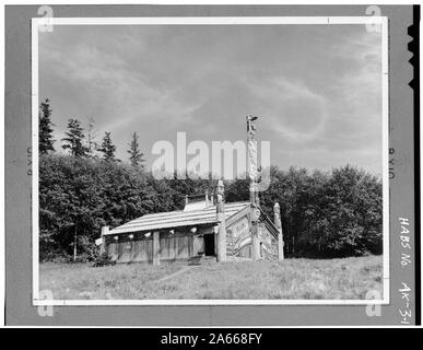 WEST SIDE UND VORN 4 x 5' neg. - Totem Bight Gemeinschaft Haus, Schlamm Bight Village,Tongass Highway, Ketchikan, Ketchikan Gateway Borough, AK; Stockfoto