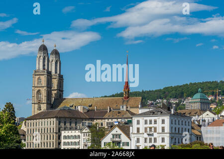 Blick auf die Stadt der alten Innenstadt von Zürich City, mit schönen Haus und Kirche von grossmünster (Münster) und Wasser Kirche (wasserkirche) und Stockfoto