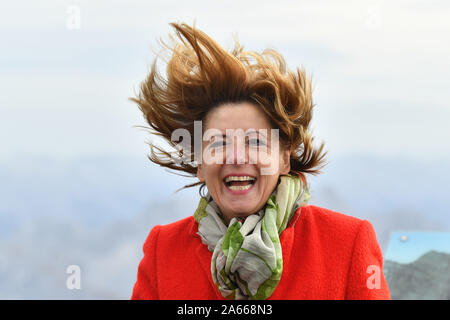 Grainau, Deutschland. 24 Okt, 2019. Malu Dreyer (Ministerpräsident Rheinland-pfalz) mit wildem Haar bei stürmischem Wetter auf der Zugspitze, Premierminister Soeder lädt ein zu der jährlichen Konferenz der Staats- und Regierungschefs auf Schloss Elmau am 24. und 25.10.2019. | Verwendung der weltweiten Kredit: dpa/Alamy leben Nachrichten Stockfoto