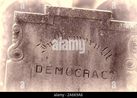 In Erinnerung an die Demokratie. Brexit Referendum und Wahlen Konzept Bild. Grabstein mit dem Wort Demokratie. Politische Wahnsinn und moderne Politik b Stockfoto