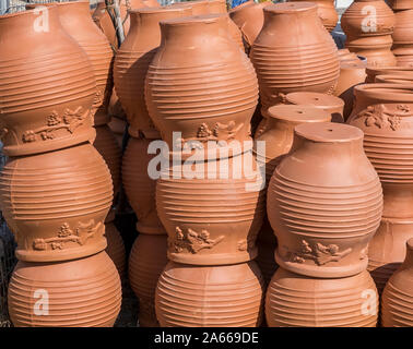 Stapel von traditionellen Tongefäßen. Stock Bild Stockfoto