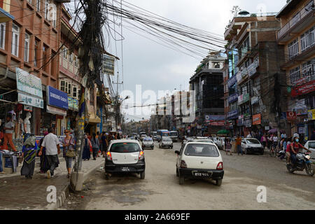 Boudha Straße ist eine geschäftige, schlecht Road im Zentrum von Kathmandu, Nepal. Oft ist es staubig bei trockenem Wetter und bei nassem Wetter überflutet. Stockfoto